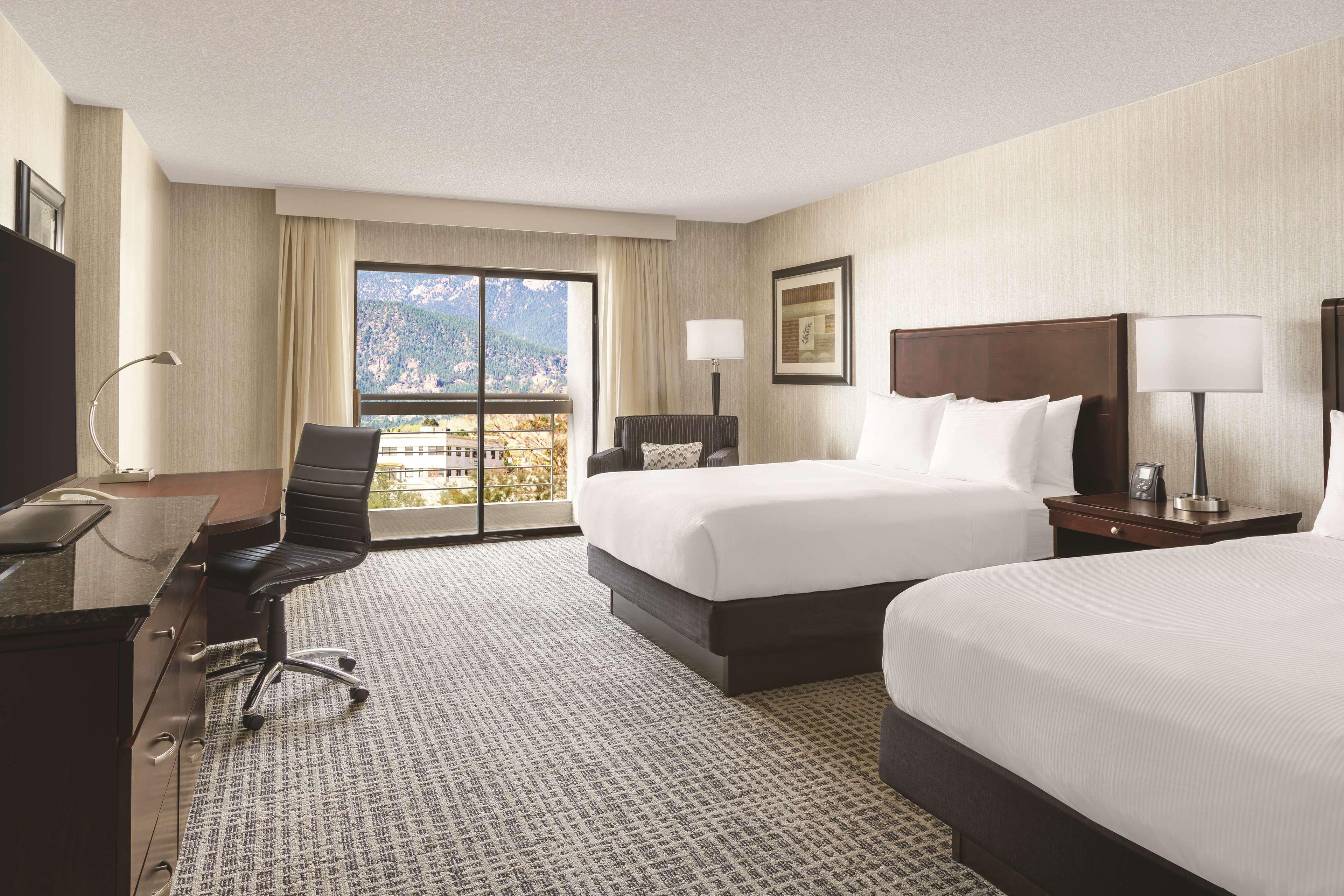 Doubletree By Hilton Colorado Springs Ξενοδοχείο Εξωτερικό φωτογραφία